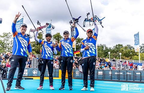 അമ്പെയ്ത്തില് സ്വര്ണം നേടിയ ഇന്ത്യന് ടീം