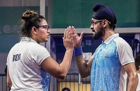 സ്വര്ണം നേടിയ ദീപിക പള്ളിക്കല് - ഹരിന്ദര് സിങ് പാല് സഖ്യം