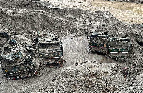 മിന്നല് പ്രളയത്തില് സൈനിക വാഹനങ്ങള് ഒലിച്ചുപോയ നിലയില്, പിടിഐ