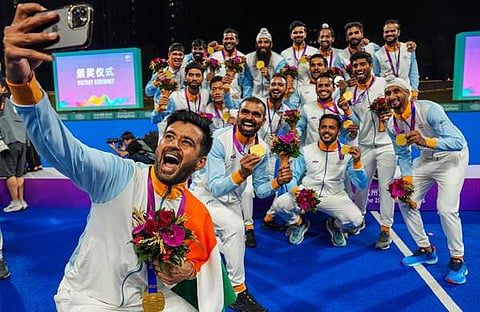 സ്വർണം നേടിയ ഇന്ത്യൻ ഹോക്കി ടീമിന്റെ സെൽഫി/ പിടിഐ