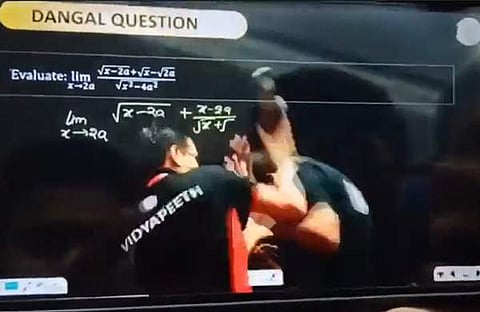 അധ്യാപകനെ വിദ്യാർത്ഥി തല്ലുന്നു/ എക്സ് വിഡിയോ സ്ക്രീൻഷോട്ട്
