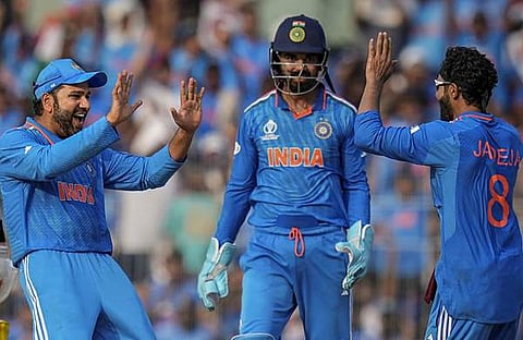 വിക്കറ്റ് നേട്ടമാഘോഷിക്കുന്ന രോഹിതും ജഡേജയും/ പിടിഐ