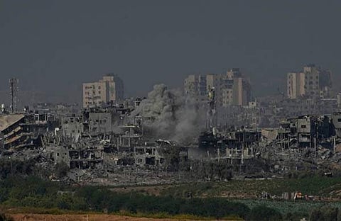 ഇസ്രയേല് സൈന്യം നടത്തിയ ബോംബാക്രമണത്തിനിടെ ഗാസ മുനമ്പില് നിന്ന് പുക ഉയരുന്നു, ഫോട്ടോ: പിടിഐ