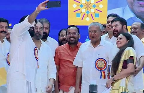 കേരളീയം വേദിയില് മോഹന്ലാല് മുഖ്യമന്ത്രിക്കൊപ്പം സെല്ഫിയെടുക്കുന്നു