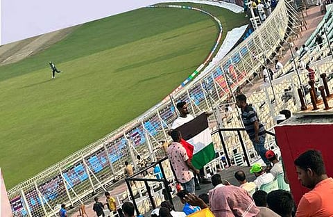 പാകിസ്ഥാന് ബംഗ്ലാദേശ് മത്സരത്തിനിടെ ഗാലറിയില് പലസ്തീന് പതാകയുമായി യുവാവ്