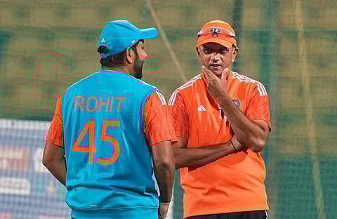 കോച്ച് ദ്രാവിഡും ക്യാപ്റ്റൻ രോഹിതും പരിശീലനത്തിനിടെ/ പിടിഐ