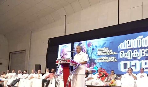 കോഴിക്കോട് പലസ്തിന് ഐക്യദാര്ഢ്യറാലിയില് പിണറായി വിജയന് സംസാരിക്കുന്നു