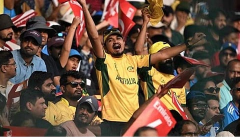 ചിന്നസ്വാമി സ്റ്റേഡിയത്തില് ഓസ്ട്രേലിയ- പാകിസ്ഥനാന് മത്സരം കാണാനെത്തിയവര്/ എഎഫ്പി