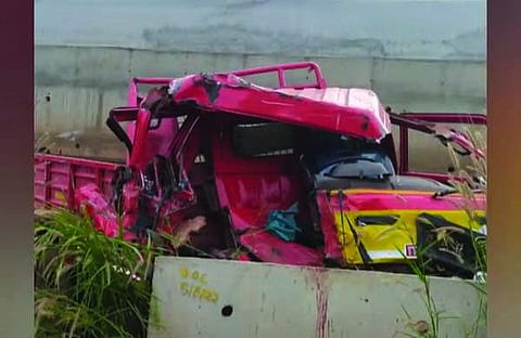 അപകടത്തിൽ തകർന്ന ലോറി/ ടിവി ദൃശ്യം