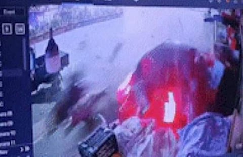 കാർ അപകടത്തിന്റെ സിസിടിവി ദൃശ്യത്തിൽ നിന്ന്