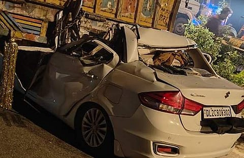 കാർ ട്രക്കിൽ ഇടിച്ചു കയറിയ നിലയിൽ/ ട്വിറ്റർ