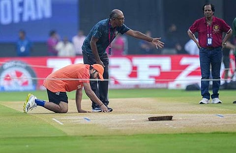 മത്സരത്തിന് മുന്പ് ഇന്ത്യന് ക്യാപ്റ്റന് രോഹിത് ശര്മ പിച്ച് പരിശോധിക്കുന്ന ദൃശ്യം, പിടിഐ