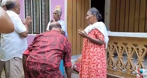 മറിയക്കുട്ടിയ്ക്കും അന്നക്കുട്ടിക്കും സഹായം നല്കുന്ന വ്യവാസി മുകേഷ് ജെയ്ന്