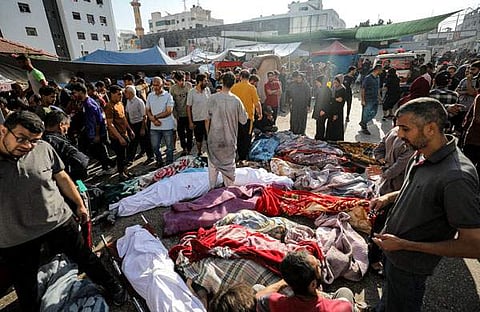 ഇസ്രയേൽ ആക്രമണത്തിൽ കൊല്ലപ്പെട്ടവരുടെ മൃതദേഹങ്ങൾ അൽ ശിഫ ആശുപത്രിക്ക് മുന്നിൽ/ എഎഫ്പി