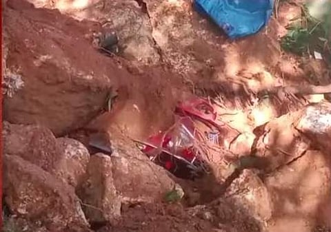 ഇരുചക്രവാഹനങ്ങള്ക്ക് മേല് ഇടിഞ്ഞ് വീണ മണ്ണും കല്ലും