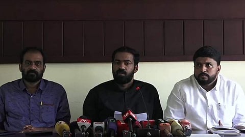 ഡിവൈഎഫ്ഐ നേതാക്കള് വാര്ത്താസമ്മേളനം നടത്തുന്നു