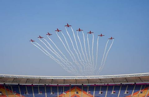 സൂര്യ കിരണ് എയ്റോബാറ്റിക്ക് ടീം നടത്തിയ പരിശീലന പറക്കൽ/ പിടിഐ