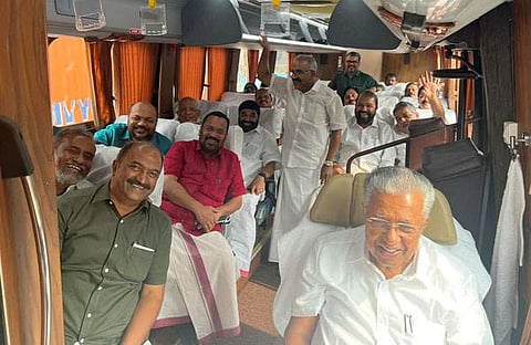 പ്രത്യേകം തയ്യാറാക്കിയ ബസില് യാത്ര ചെയ്യുന്ന മുഖ്യമന്ത്രിയും മന്ത്രിമാരും