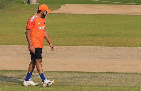 പിച്ച് പരിശോധിക്കുന്ന ഇന്ത്യൻ ക്യാപ്റ്റൻ രോഹിത് ശർമ/ പിടിഐ