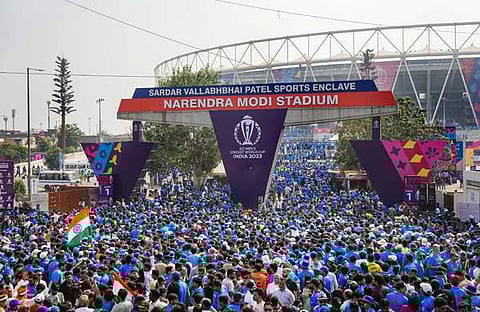 ഒഴുകിയെത്തുന്ന ആരാധകർ/ പിടിഐ