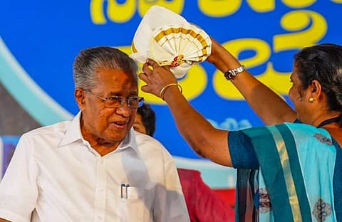 മുഖ്യമന്ത്രിയ്ക്ക് തലപ്പാവ് അണിയിക്കുന്ന ദൃശ്യം, ഫെയ്സ്ബുക്ക്