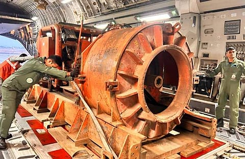 രക്ഷാപ്രവർത്തനം നടത്തുന്നതിന് ഇൻഡോറിൽ നിന്ന് വ്യോമസേന വിമാനത്തിൽ കയറ്റിയ അത്യാധുനിക യന്ത്രഭാഗം, പിടിഐ