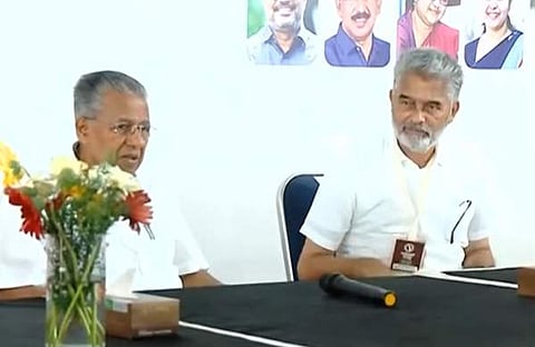 അബൂബക്കർ മുഖ്യമന്ത്രിക്കൊപ്പം വേദിയിൽ/ ടിവി ദൃശ്യം