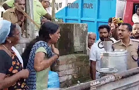 കച്ചവടം ഒഴിപ്പിക്കാനെത്തിയ ഉദ്യോഗസ്ഥർക്ക് നേരെ ചൂടു പാൽ ഒഴിച്ചു/ വിഡിയോ സ്ക്രീൻഷോട്ട്