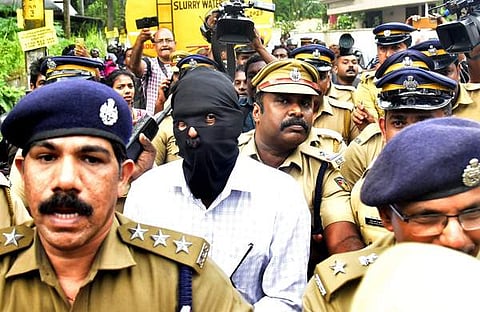 തെളിവെടുപ്പിനായി ഡൊമിനിക് മാർട്ടിനെ വീട്ടിൽ കൊണ്ടു വന്നപ്പോൾ: എക്സ്പ്രസ് ചിത്രം/ ഫയൽ