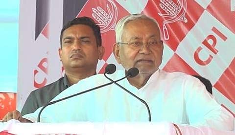 നിതീഷ് കുമാര് ബിഹാറിലെ സിപിഐ റാലിയില് സംസാരിക്കുന്നു