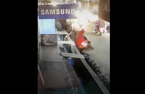 ബൈക്ക് മറിഞ്ഞ് കാനയിൽ വീഴുന്ന ദൃശ്യം