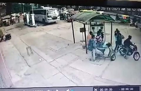 പട്ടാപ്പകൽ യുവതിയെ തട്ടിക്കൊണ്ടുപോകുന്ന ദൃശ്യം