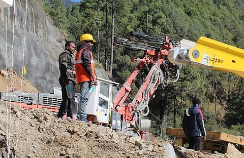 കുടുങ്ങിക്കിടക്കുന്ന തൊഴിലാളികളെ പുറത്തെത്തിക്കാനുള്ള രക്ഷപ്രവര്ത്തനശ്രമം/ പിടിഐ