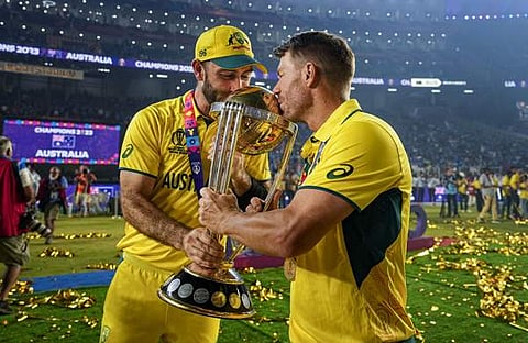 ലോക കിരീടത്തിൽ മുത്തമിടുന്ന വാർണറും മാക്സ്വെല്ലും/ പിടിഐ