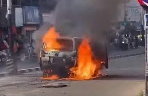 തീ പിടിച്ച വാൻ/ ടിവി ദൃശ്യം