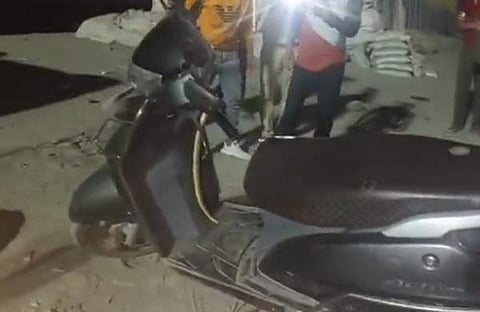 സ്കൂട്ടറിന്റെ ഹാൻഡിലിൽ പാമ്പ്, സ്ക്രീൻഷോട്ട്