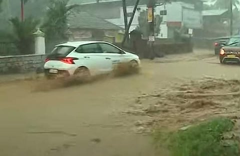 പത്തനംതിട്ടയിൽ റോഡിൽ വെള്ളം കയറിയപ്പോൾ, ടിവി ദൃശ്യം