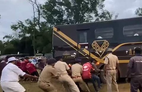 ചെളിയിൽ കുടുങ്ങിയ നവകേരള ബസ് കെട്ടിവലിക്കുന്നു/ ടെലിവിഷൻ ദൃശ്യം