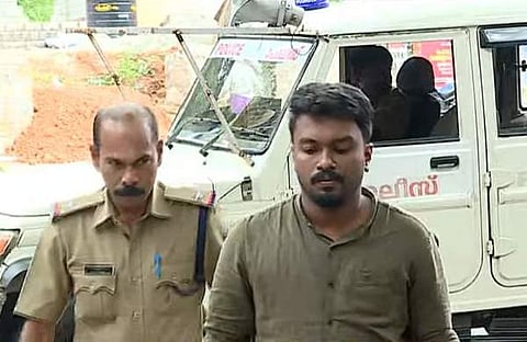 അറസ്റ്റിലായ യൂത്ത് കോൺഗ്രസ് പ്രവർത്തകൻ/ ടിവി ദൃശ്യം