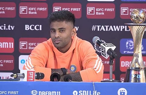 സൂര്യകുമാര് യാദവ് വാര്ത്താ സമ്മേളനം നടത്തുന്നു