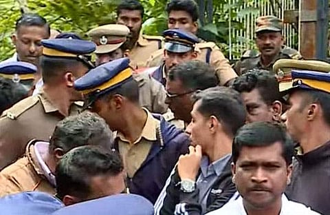 പ്രതിഷേധക്കാരുമായി എംഎൽഎയും സബ് കലക്ടറും സംസാരിക്കുന്നു/ ടിവി ദൃശ്യം