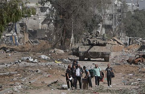 ആക്രമണത്തിന് ശേഷം വിജനമായ തെരുവിലൂടെ പലായനം ചെയ്യുന്നവര്/ ഫോട്ടോ പിടിഐ