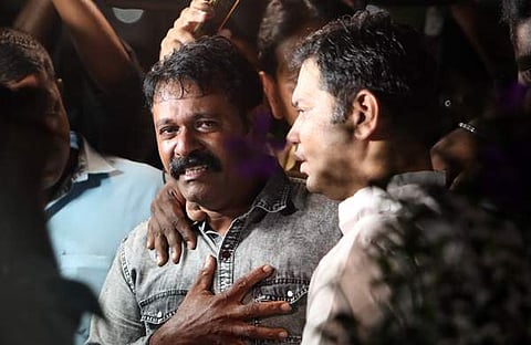 റോയിയെ ആശ്വസിപ്പിക്കാന് ശ്രമിക്കുന്ന ഹൈബി ഈഡന്/ എക്സ്പ്രസ് ചിത്രം