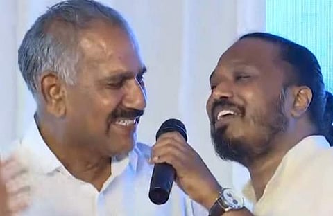 നിഷാദിനൊപ്പം പാടുന്ന എ കെ ശശീന്ദ്രൻ, സ്ക്രീൻഷോട്ട്