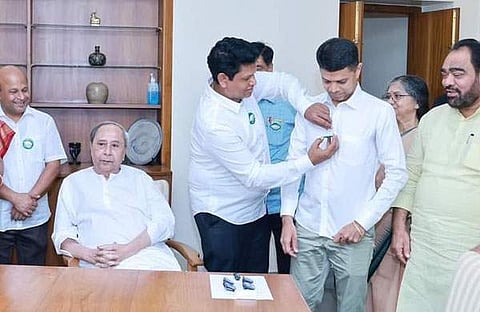 പാണ്ഡ്യന് ബിജെഡി അംഗത്വം നൽകുന്നു, മുഖ്യമന്ത്രി പട്നായിക് സമീപം/ ഫെയ്സ്ബുക്ക്