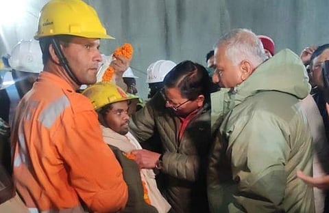 ആദ്യ തൊഴിലാളിയെ പുറത്തെത്തിച്ചപ്പോള്/ ഫോട്ടോ: എഎന്ഐ