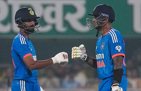 മൂന്നാം ടി20 ക്രിക്കറ്റ് മത്സരത്തില് ഇന്ത്യന് ബാറ്റര്മാരായ ഋതുരാജ് ഗെയ്ക്വാദും സൂര്യകുമാര് യാദവും/ ഫോട്ടോ: പിടിഐ