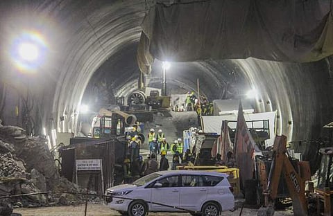 തുരങ്കത്തിൽ നിന്നും തൊഴിലാളികളെ പുറത്തെടുക്കുന്നു/ പിടിഐ