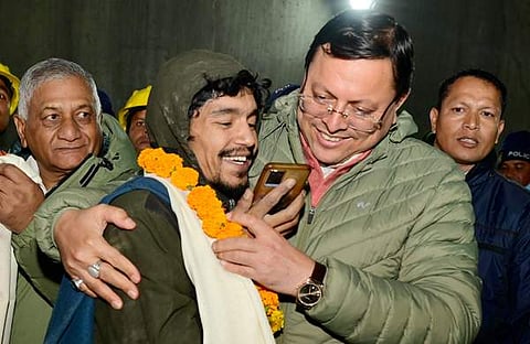 പുറത്തെത്തിയ തൊഴിലാളിയെ കെട്ടിപ്പുണർന്ന് മുഖ്യമന്ത്രി ധാമി/ പിടിഐ