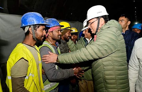മുഖ്യമന്ത്രി രക്ഷപ്പെട്ട തൊഴിലാളികൾക്കൊപ്പം/ പിടിഐ